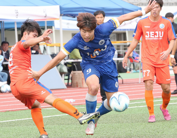 10일 목동주경기장에서 열린 '제100회 전국체육대회' 축구 남대부 단체전 결승에서 인천대 조상현이 제주국제대 수비수를 뚫고 드리블하고 있다.