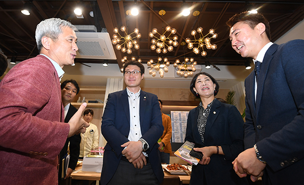곽상욱 오산시장과 장인수 시의장이 지난 16일 오산역 환승센터에서 열린 청년 맞춤형 일자리 카페 ‘유잡스’개소식에 참석해 관계자들과 대화를 나누고 있다.