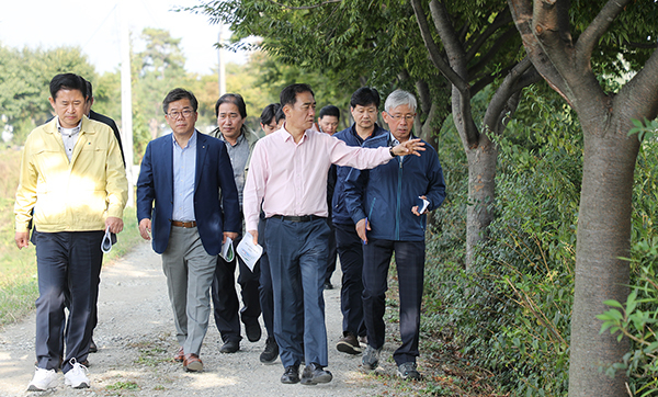 정장선 평택시장이 지난 16일 이병배 시의회 부의장, 이윤화 운영위원장 및 관계 공무원과 함께 ‘바람길숲 조성사업’예정지를 답사하고 있다.