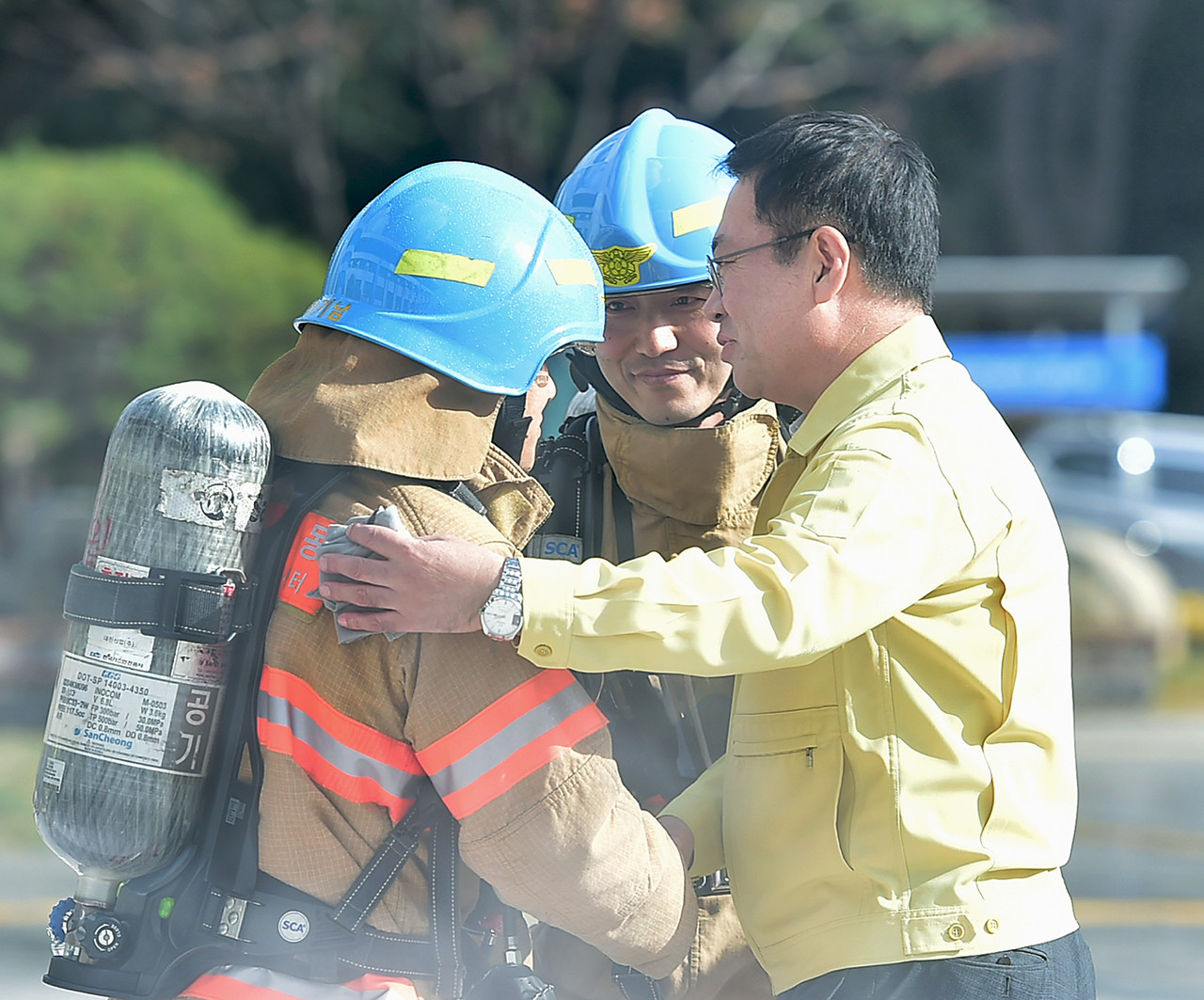 박남춘 인천시장이 29일 인천愛뜰에서 열린 ‘재난대응 안전한국훈련’에 참여한 소방대원을 격려하고 있다.