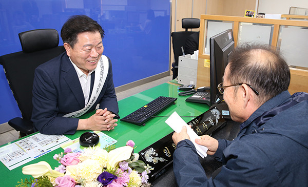 박승원 광명시장이 10월 31일 ‘국민건강보험공단 광명지사 일일 명예 지사장’으로 위촉돼 공단 직원 및 내방 고객들과 소통하고 있다.
