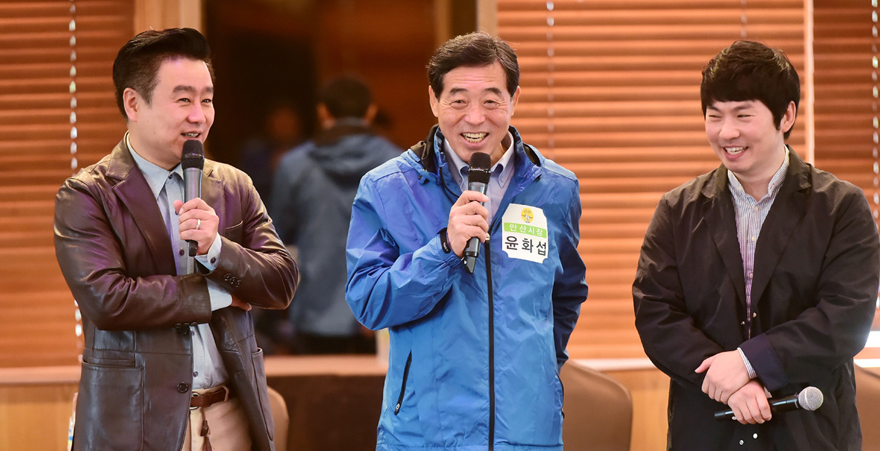 윤화섭 안산시장이 시민홍보 서포터즈 워크숍에 참석해 생생토크콘서트를 진행하고 있다. (왼쪽부터 배우 이광기, 윤화섭 시장, 개그맨 이문재)