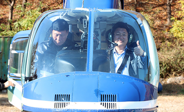 엄태준 이천시장이 지난 8일 설봉산을 방문해 헬기에 탑승한 후 이륙을 준비하고 있다.