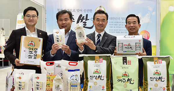 이항진 여주시장이 지난 8일 수원 컨벤션에서 열린 ‘경기米와 맛있는 음식들 특별 기획전’에 방문해 여주 쌀을 홍보하고 있다.