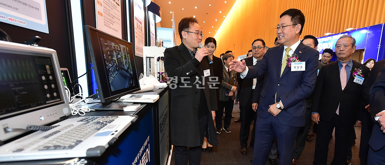 박남춘 인천시장이 26일 송도컨벤시아에서 열린 ‘인천시 동반성장위원회 혁신성장투어’에서 전시장을 둘러보고 있다.