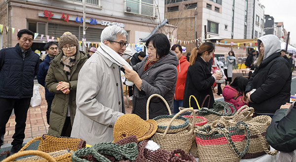 곽상욱 오산시장이 지난 7일 세마아트정원에서 열린 ‘제2회 1호 마을정원 문화축제’에 참석해 주민들과 인사를 나누고 있다.