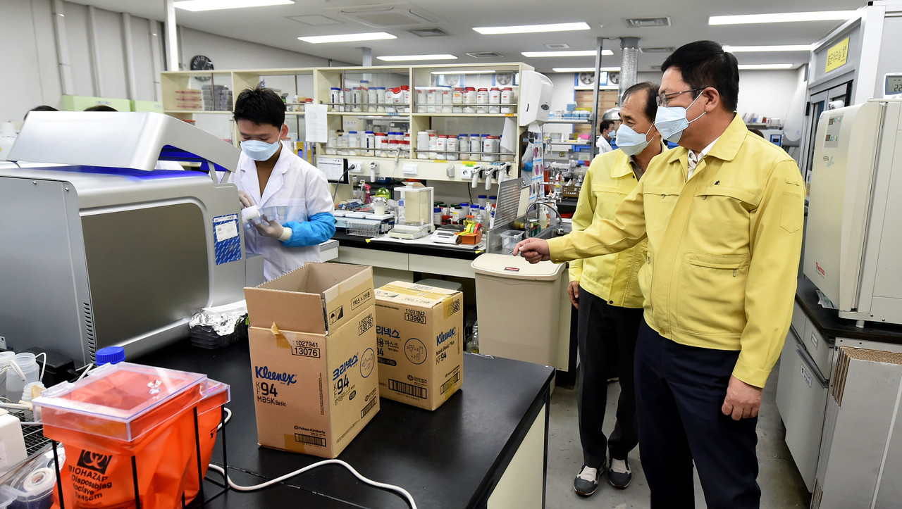 박남춘 인천시장이 28일 신종 코로나 바이러스 확산과 관련 시 보건환경연구원을 방문해 대응 상황을 점검하고 있다.