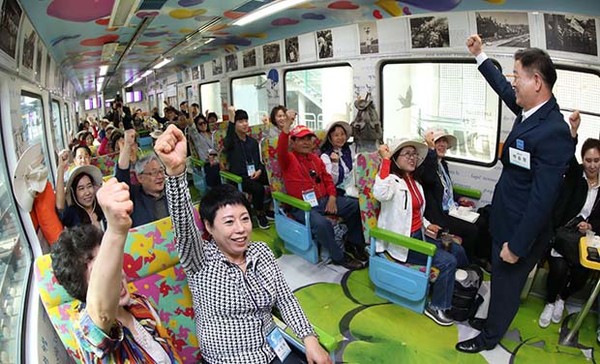 박승원 광명시장이 지난해 5월 14일 열린 ‘DMZ 특별 열차여행’에 참여해 여행객들과 행사를 즐기고 있다.