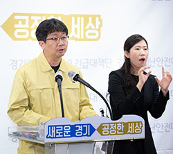 임승관 경기도 코로나19 긴급대책단 공동단장이 25일 도청 브리핑룸에서 온라인 중계 방식으로 ‘코로나19 긴급대책단 정례 브리핑’을 진행하고 있다.
