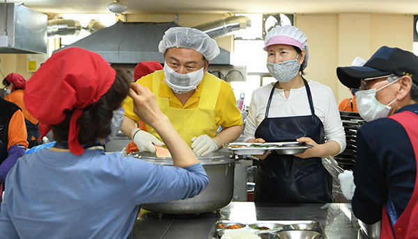 안승남 구리시장이 지난 4일 수택2동에서 열린 ‘수택경로식당 이전 개소식’에 참석해 직접 배식봉사를 하고 있다.