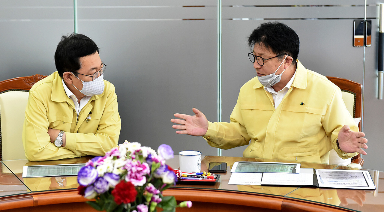 박남춘 인천시장과 도성훈 인천시교육감이 20일 교육청에서 등교 수업에 따른 긴급 대책을 논의하고 있다.