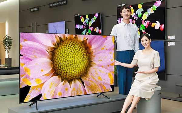 삼성전자 모델들이 지난 28일 출시된 에너지 소비 효율 1등급의 ‘QLED TV’를 선보이고 있다.