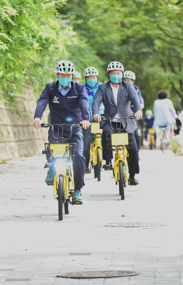 윤화섭 안산시장이 23일 안산시 단원구 화정천에서 민간 공유전기자전거 ‘카카오 T 바이크’ 시승식을 하고 있다.