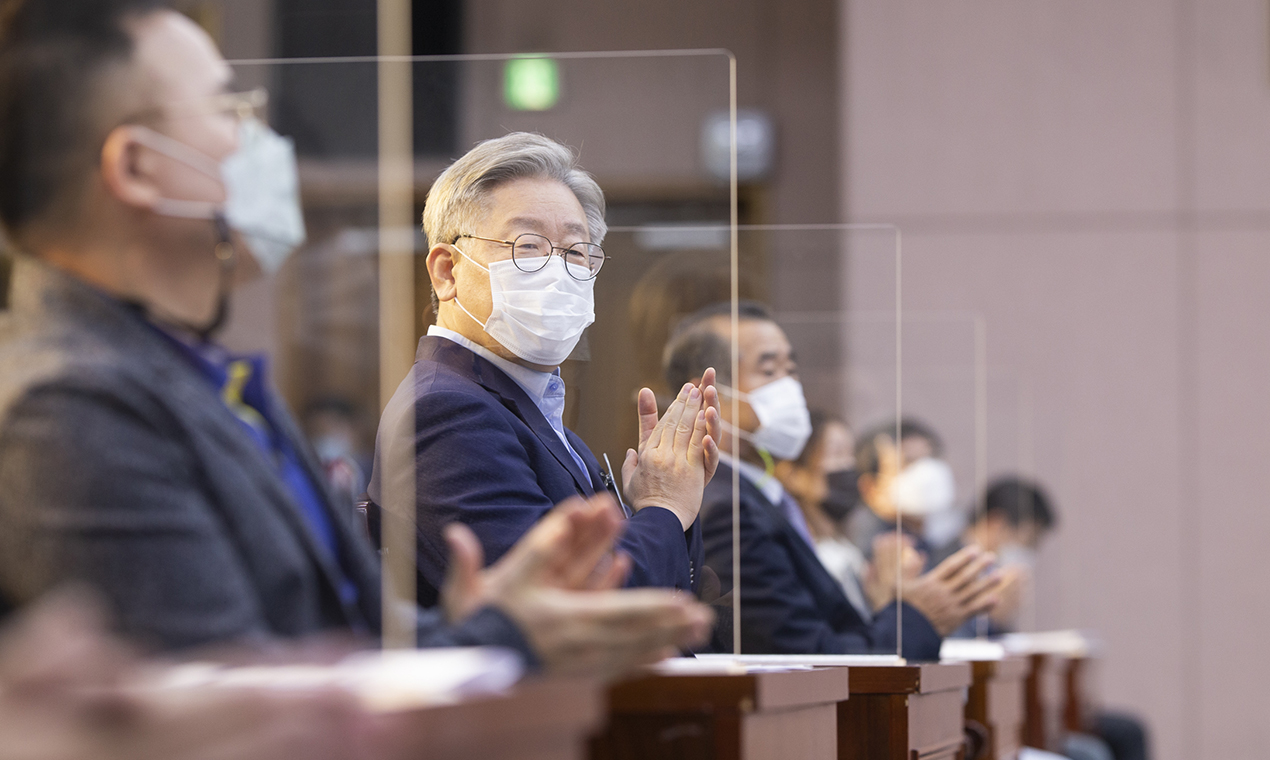 이재명 경기도지사가 18일 도청에서 열린 ‘주민 참여 예산 온라인 토크 콘서트’에 참석해 손뼉을 치고 있다.