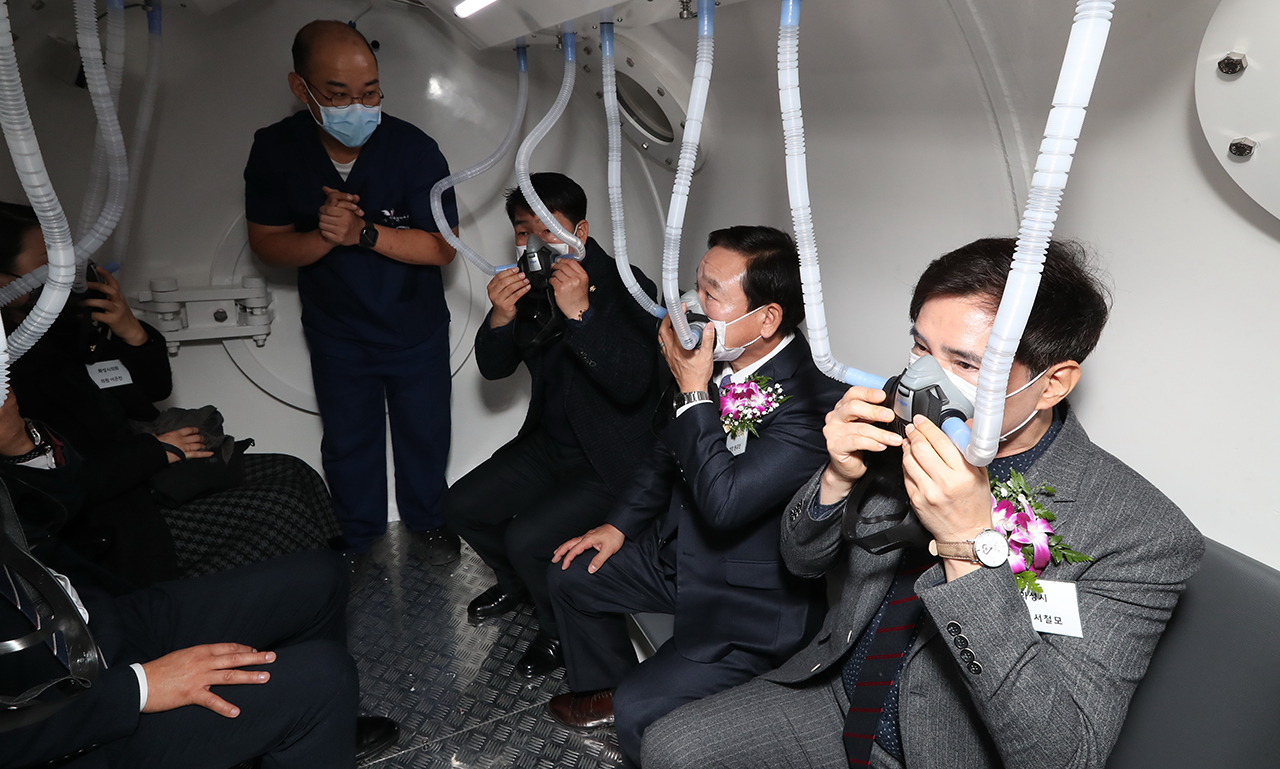 서철모 화성시장이 지난 20일 동탄성심병원에서 열린 ‘고압 산소 치료센터 개소식’에 참석해 내부 시설을 체험해보고 있다.