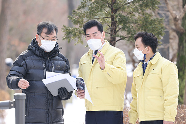 김상돈 의왕시장이 13일 ‘제28차 현장행정의 날’을 맞아 지역 곳곳을 점검하고 있다.