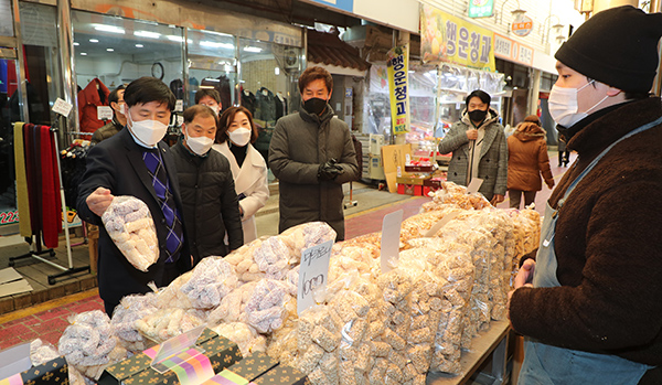 한대희 군포시장이 지난 5일 산본전통시장을 방문해 상품 가격을 살피며 상인을 격려하고 있다.