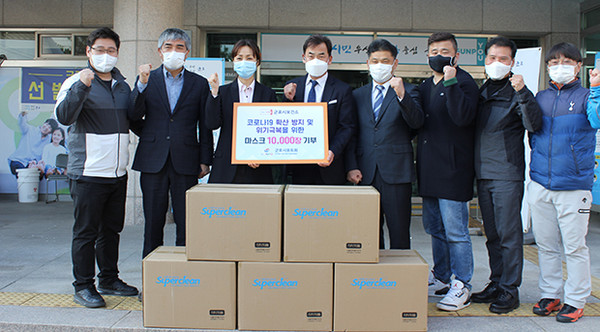 군포시 유도협회가 군포시보건소에 마스크 1만장을 기부했다.(왼쪽에서 세 번째 김미경 군포시보건소장, 네 번째 이상현 군포시 유도협회장)