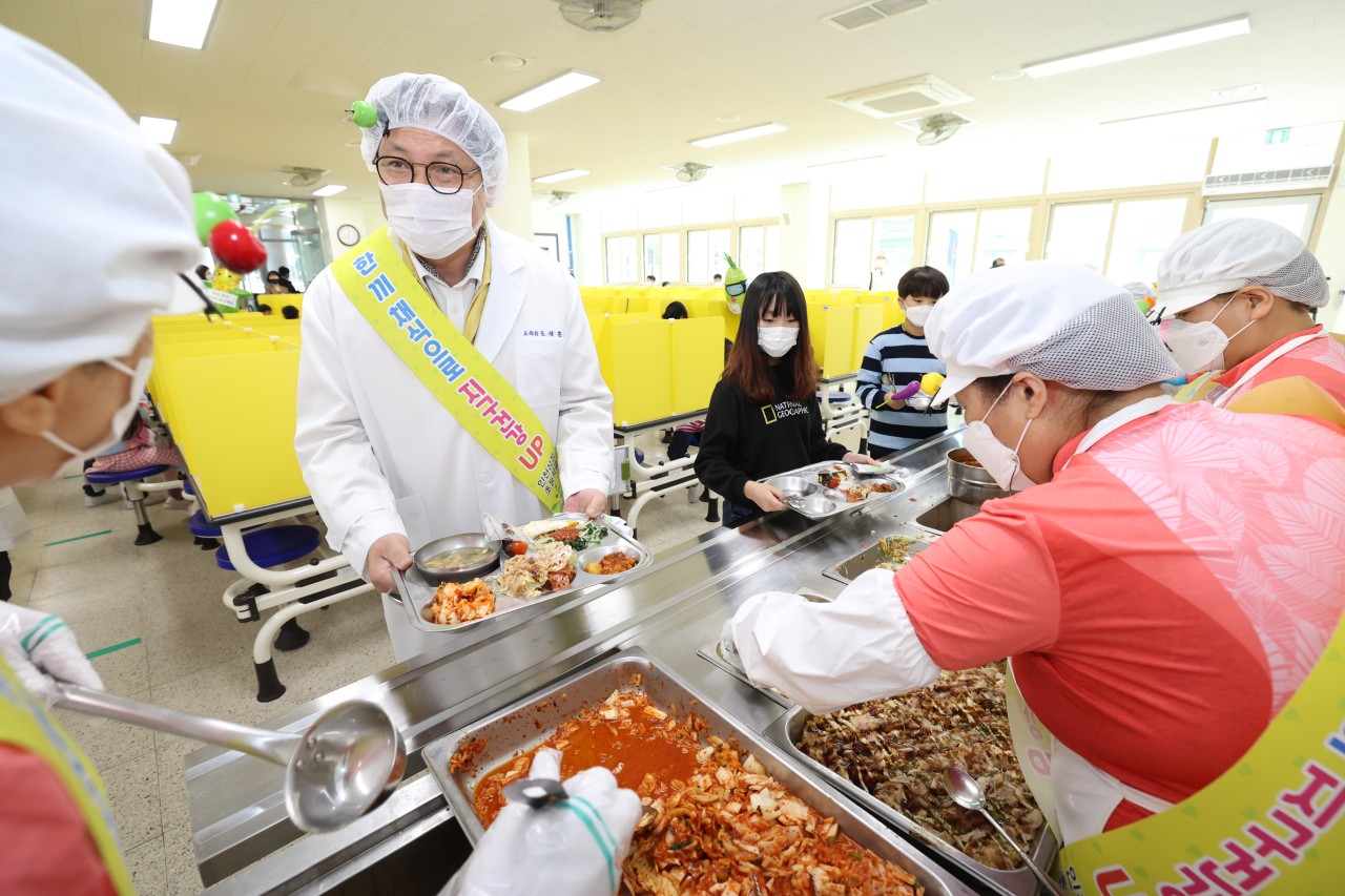 도성훈 인천시교육감이 13일 상정초등학교를 방문해 학교급식 현장 점검하고 학생들에게 급식을 나눠주고있다.
