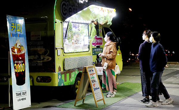 지난 5일 광명시 안양천 햇무리 광장 ‘푸드트럭 존’을 찾은 시민들이 먹거리를 구입하고 있다.