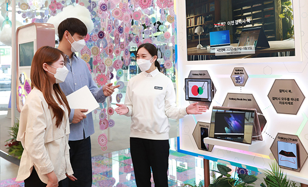 삼성 디지털프라자 삼성대치본점 갤럭시 스튜디오에서 소비자들이 ‘갤럭시 북 프로’시리즈의 혁신적인 연결성을 체험하고 있다.