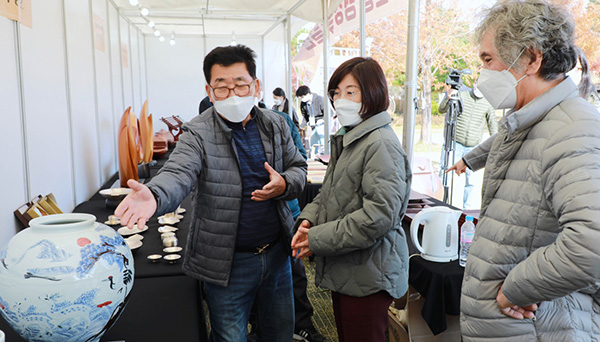 김보라 안성시장이 지난 13일 안성맞춤랜드에서 열린 ‘안성맞춤 핸드메이드 마켓’행사장을 방문해 각종 공예품을 둘러보고 있다.