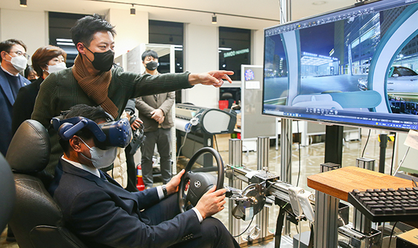 김상돈 의왕시장이 지난 13일 메카랩에서 열린 ‘가상융합기술 콘텐츠 제작 과정’에 참석해 가상현실 장비를 체험하고 있다.