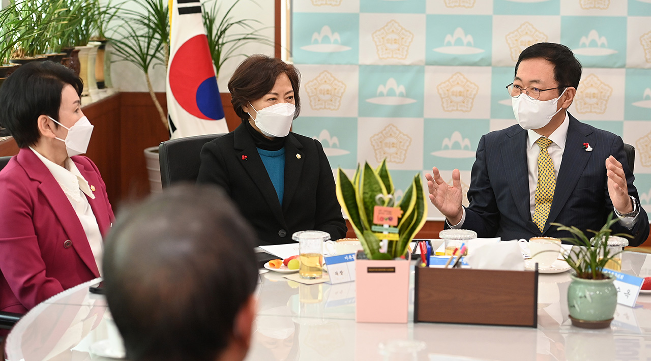 박남춘 인천시장이 24일 미추홀구의회를 방문해 구의원들과 간담회를 진행하고 있다.