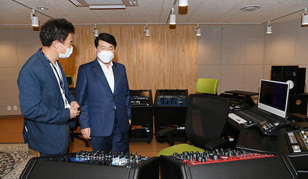 백경현 구리시장이 지난 14일 ‘구리시 음악 창작소 개소식’에 참석해 시설 내부를 둘러보고 있다.