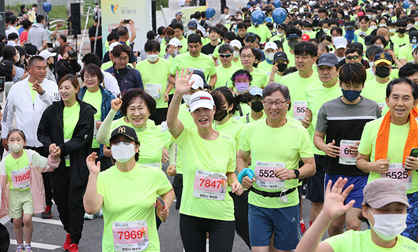 25일 광명시 KTX광명역 일원에서 열린 ‘KTX광명역 평화 마라톤 대회’에 참가한 시민들이 달리고 있다.