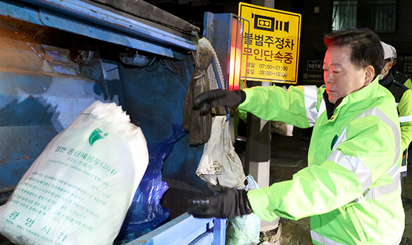 박승원 광명시장이 2일 광명사거리역 주변 생활 쓰레기 수거 현장에서 계묘년 새해 첫 업무를 펼치고 있다.