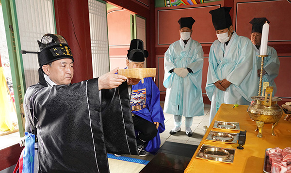 방세환 광주시장이 지난 10일 남한산성 내 숭렬전에서 ‘춘계 숭렬전 제향’을 거행하고 있다.
