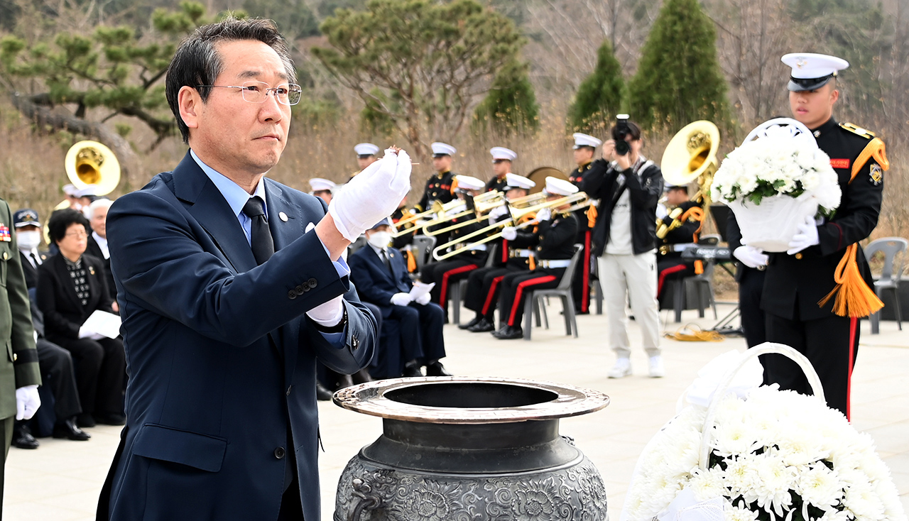 유정복 인천시장이 지난 24일 중구 해군 제2함대 주둔 기념비에서 열린 ‘제8회 서해 수호의 날 기념식’에 참석해 헌화 및 분향을 하고 있다.