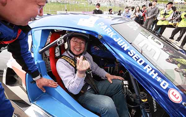 이상일 용인시장이 지난 23일 삼성 스피드웨이에서 열린 ‘슈퍼 레이스 챔피언십 대회’에서 경기용 차량에 시승하고 있다.