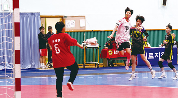 인화여중 이수아가 30일 울산 신정고등학교에서 열린 ‘제52회 전국소년체육대회’ 서울 휘경여중과의 핸드볼 결승경기에서 슛을 날리고 있다.