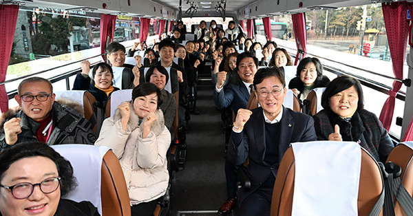 이민근 안산시장이 지난해 12월 28일 ‘3103번 판교행 직행버스 개통식’에 참석해 기념촬영을 하고 있다. (사진제공=안산시)