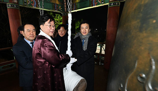 이민근 안산시장이 지난 1일 화랑유원지 단원각에서 새해맞이 ‘안산 천년의 종’을 타종하고 있다.  (사진제공=안산시)