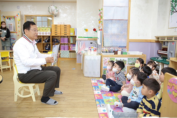 이현재 하남시장이 어린이날을 하루 앞둔 지난해 5월 4일 지역 내 한 어린이집을 깜짝 방문해 아이들에게 동화책을 읽어주고 있다.