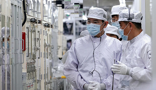 이재용 삼성전자 회장이 지난 9일 말레이시아 스름반 SDI 생산 법인 1공장을 점검하고 있다.  (사진제공=삼성전자)