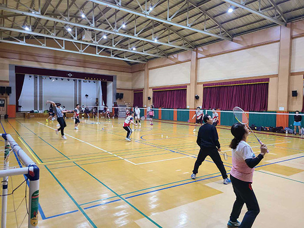 학교시설개방으로 부천삼정초등학교 체육관에서 배드민턴을 즐기고 있는 시민들 모습.