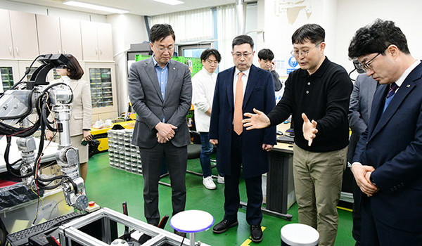 이민근 안산시장이 지난 11일 한국생산기술연구원 ‘인간 중심 로봇 연구 부문 실험실’을 견학하고 있다.  (사진제공=안산시)