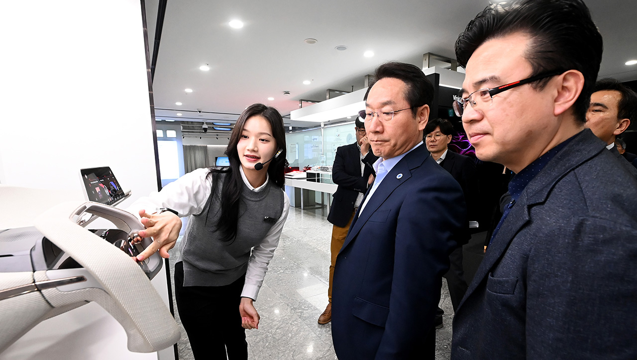 유정복 인천시장이 27일 서울시 강서구 마곡산업단지를 방문해 ‘LG 이노베이션 갤러리’를 둘러보고 있다.  (사진제공=인천시)