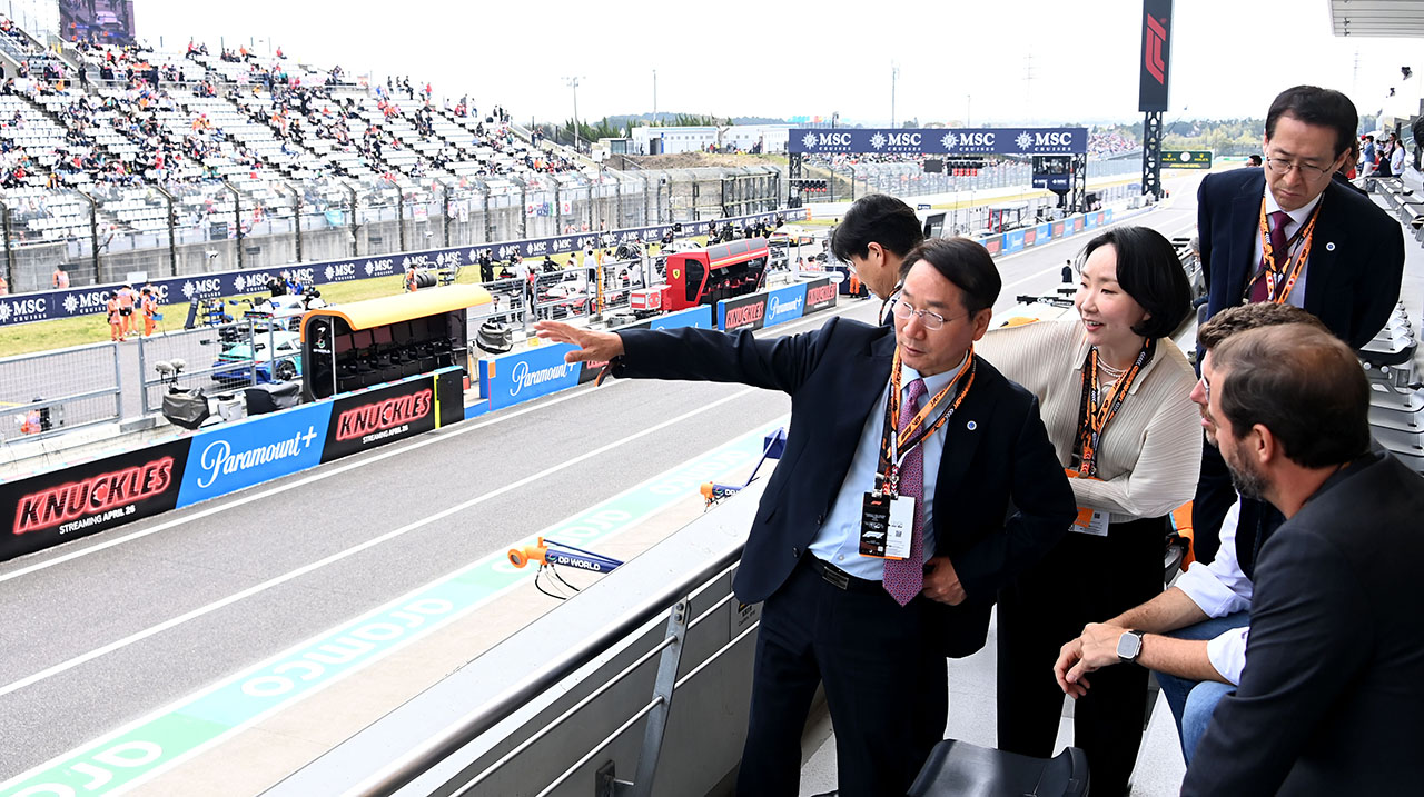 유정복 인천시장이 7일 ‘F1 스즈카 그랑프리’가 열리고 있는 일본 스즈카 서킷을 찾아 시설을 살펴보고 있다.  (사진제공=인천시)