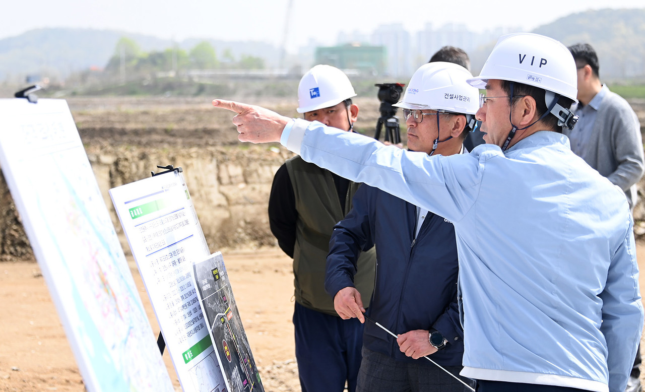 17일 유정복 인천시장이 서구 대곡동 국지도98호선 도로개설 현장을 점검하고 있다.    (사진제공=인천시)