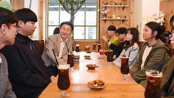 김동근 의정부시장이 지난 17일 카페 무지개를 통해 흥선권역 직원들과 소통하고 있다.       (사진제공=의정부시)