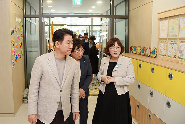김동근 시장이 지난 22일 다함께돌봄센터 9호점 내부를 둘러보고 있다.