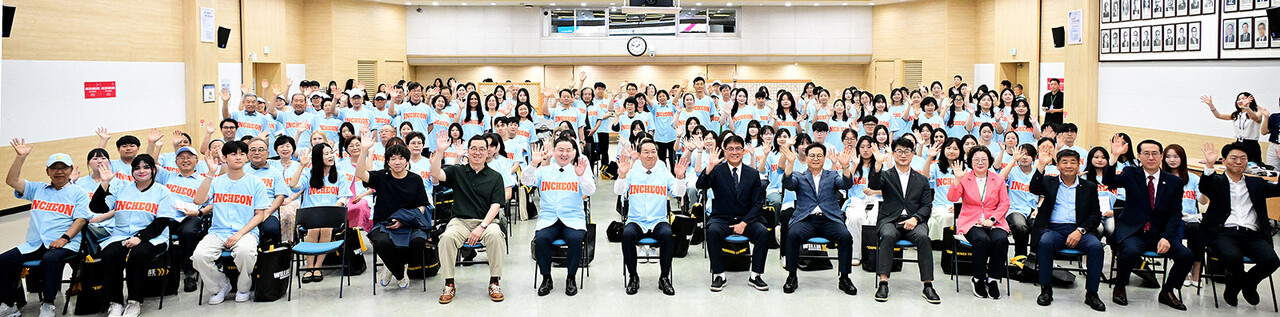 유정복 인천시장이 21일 시청 대회의실에서 열린 ‘APEC 인천회의 자원봉사자 발대식’에서 자원봉사자들과 기념촬영을 하고 있다.     (사진제공=인천시)