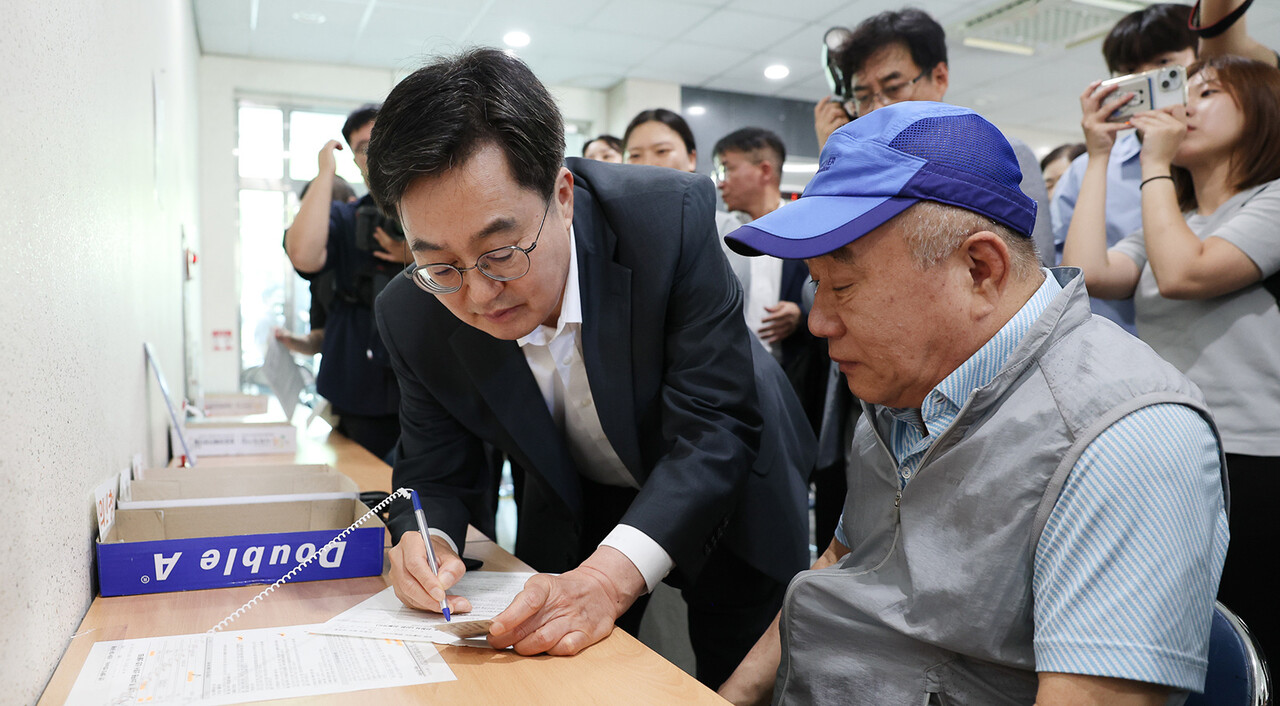 21일 김동연 경기도지사가 수원시 영통구 원천동 행정복지센터를 방문해 민생회복 소비쿠폰 현장점검 및 건의사항 등을 청취하고 있다. (사진제공=경기도)